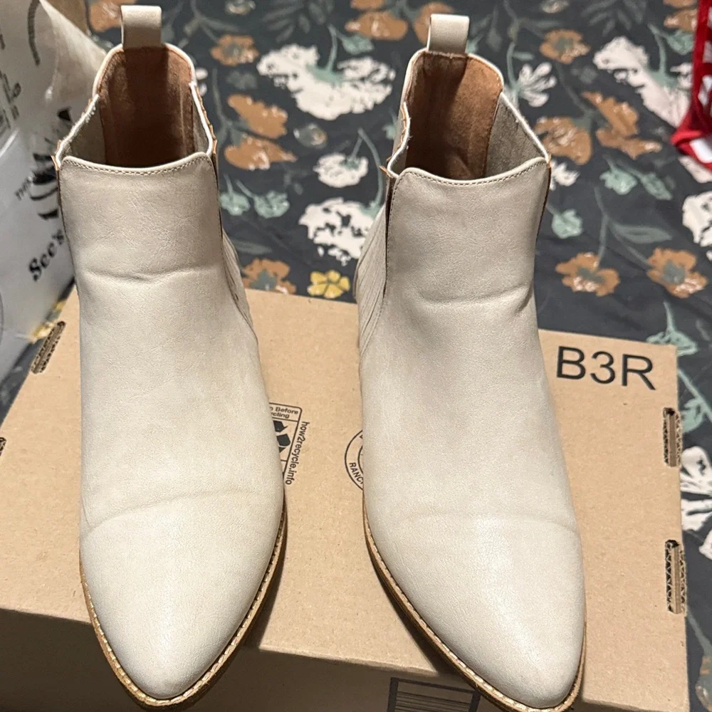 Brand New Ccocci Cream Ankle Boots - Picture 2 of 7